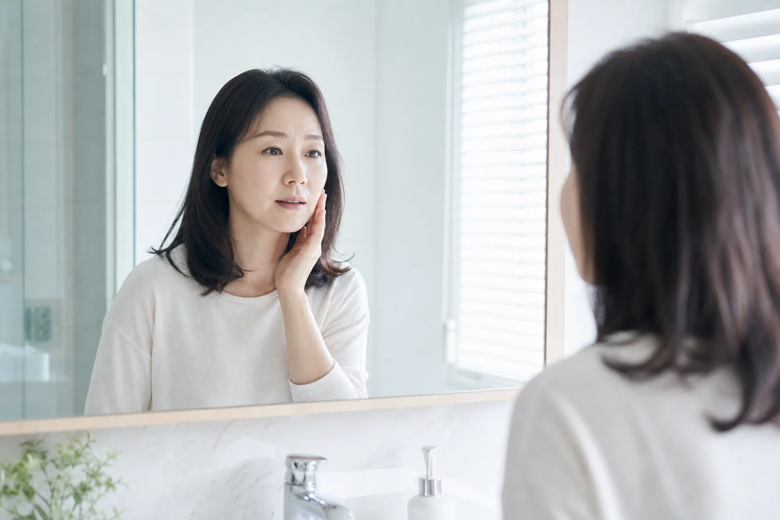어금니 잇몸 음식물 끼임 진료 전 확인 사항을 준비하는 모습